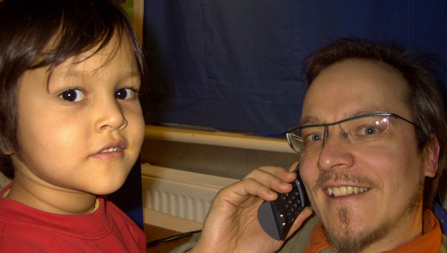 T&aacute;rak & Manorainjan Holzapfel telefonieren