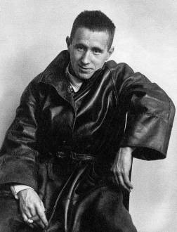 Bertolt Brecht sitzend